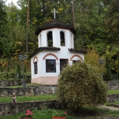 Izvorski manastir 2